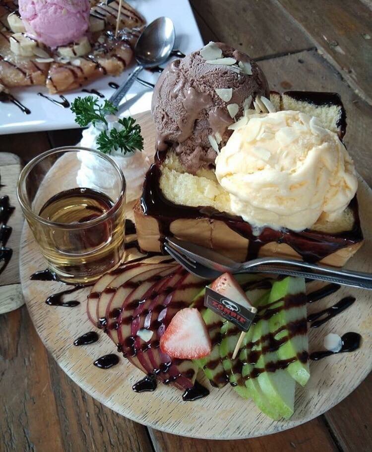 นั่งจิบกาแฟริมน้ำ ท่ามกลางธรรมชาติ บนต้นไม้ใหญ่ที่ “Zombie Café Maerim Chiangmai”