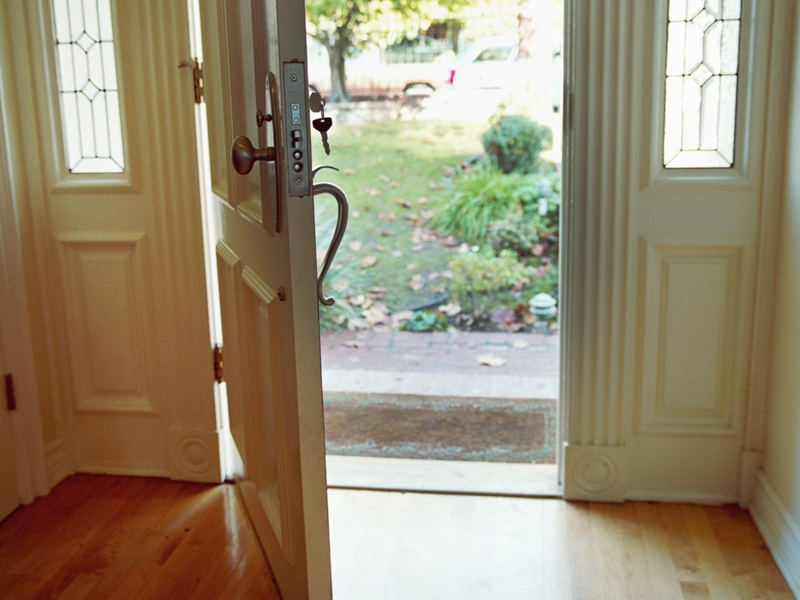 ปัญหาประตูบ้าน เปิดเข้า-เปิดออก แบบไหนดีกว่ากัน ?