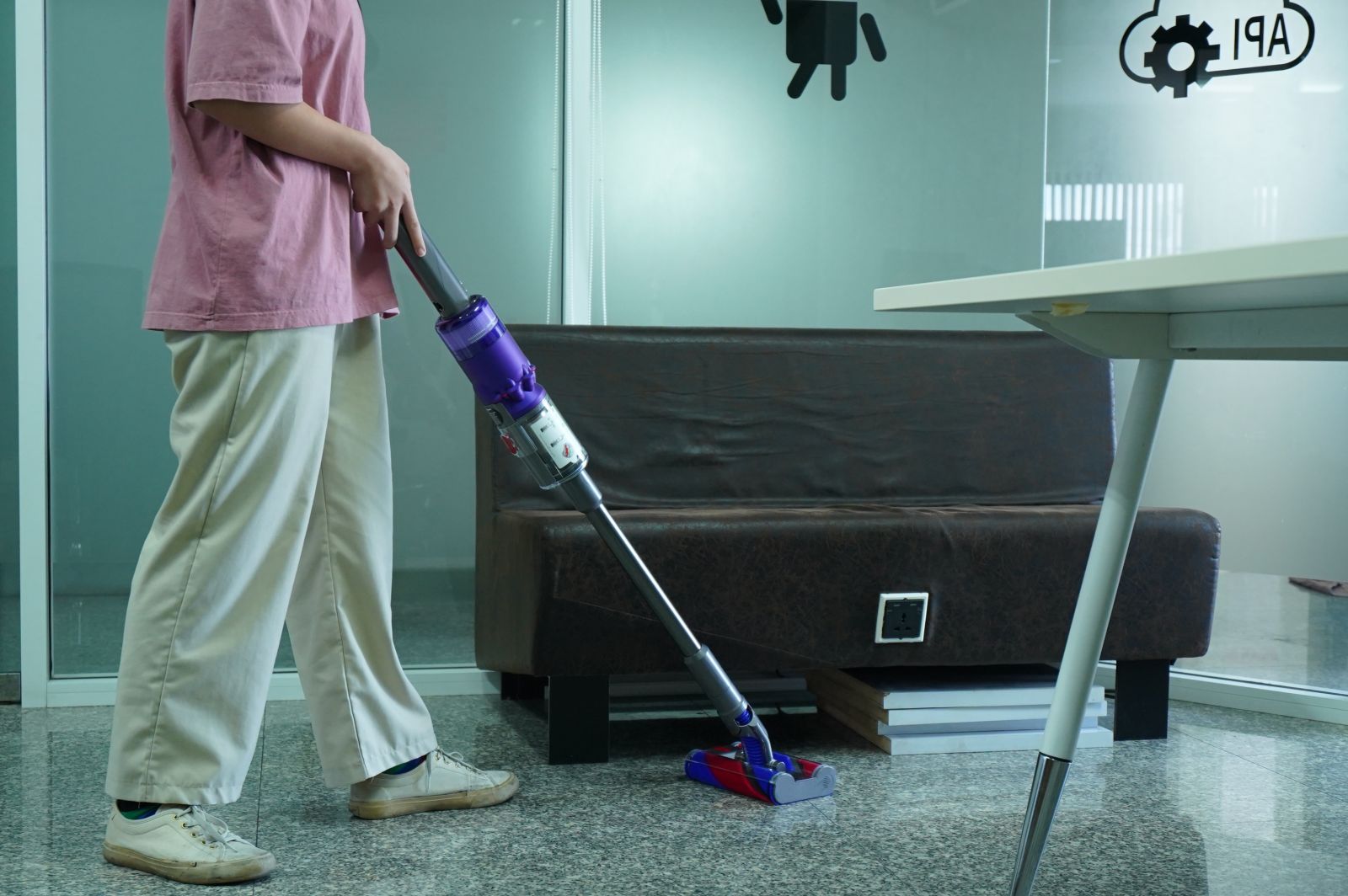 รีวิวการใช้งานจริง เครื่องดูดฝุ่นไร้สาย “Dyson Omni-glide” จิ๋วแต่เจ๋งจริง หัวดูด 360 องศา จะแคบจะลึกแค่ไหนก็สะอาดหมดจดจนไม่เหลือ