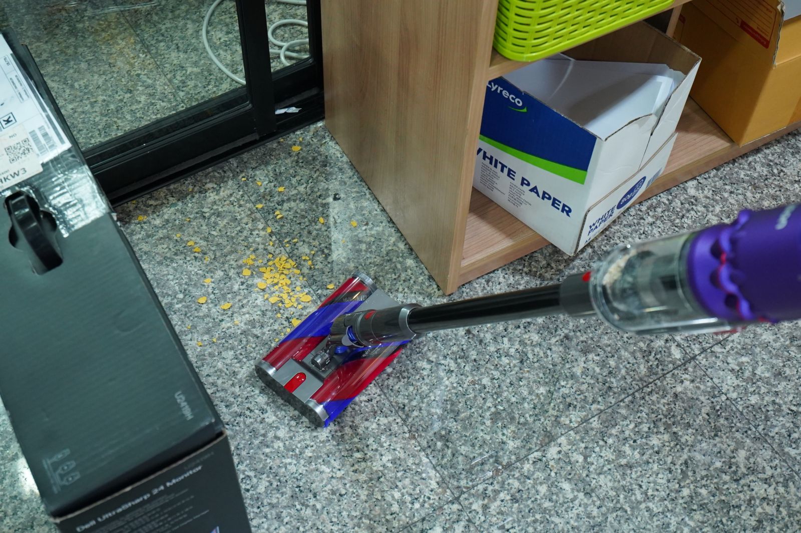 รีวิวการใช้งานจริง เครื่องดูดฝุ่นไร้สาย “Dyson Omni-glide” จิ๋วแต่เจ๋งจริง หัวดูด 360 องศา จะแคบจะลึกแค่ไหนก็สะอาดหมดจดจนไม่เหลือ